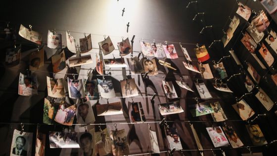 Photos des victimes du génocide rwandais exposées au Mémorial de Kigali, capitale du Rwanda ©Maxppp - Lv Tianran