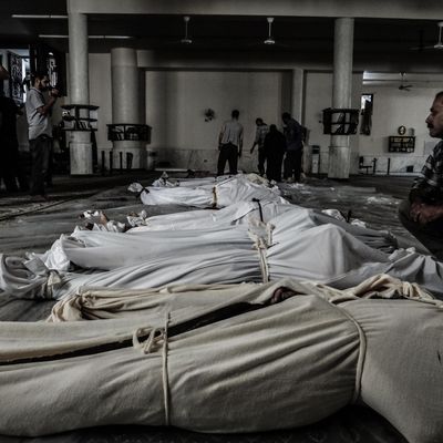 "Syrie: des "preuves flagrantes" de l'utilisation de sarin." Damas (Syrie) -Des cadavres d'hommes et d'enfants tués par des gaz neurotoxiques sur la Ghouta, dans la banlieue de Damas, le 21 août 2013