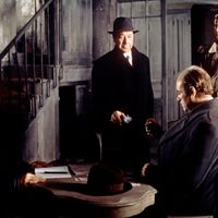 Les comédiens Lino Ventura, Paul Meurisse, Christian Barbier et Claude Mann sur le tournage de « L'Armée des Ombres » de Jean-Pierre Melville, adapté du roman de Joseph Kessel.