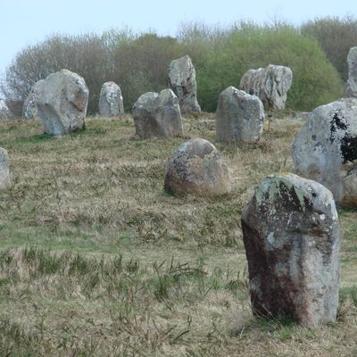 Les alignements de menhir en Bretagne à Carnac, le mystère des mégalithes .