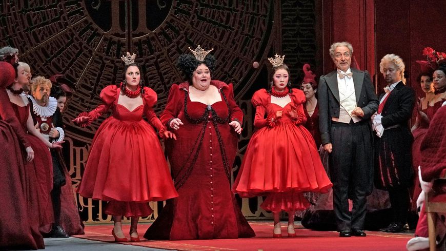 Massenet, Cendrillon – direction Bertrand de Billy, m. en scène Laurent Pelly : (de g à d) Maya Lahyani (Dorothée), Stéphanie Blythe (Mme de la Haltière), Ying Fang (Noémie), Laurent Naouri (Pandolfe)