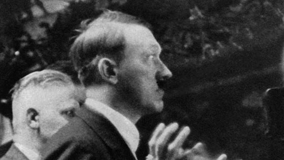 Adolf Hitler (fondateur du nazisme) donne un discours le 4 février 1933, quelques jours après avoir été nommé chancelier par le président Hindenburg, en Allemagne. ©AFP - SNEP/INTRAN / AFP