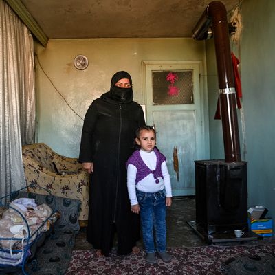 Areej Beidun, réfugiée syrienne de 6 ans et sa grand-mère, Nadesa Beidun, posent pendant une interview avec l'AFP à Gaziantep, dans le sud-est de la Turquie, le 26 février 2021.
