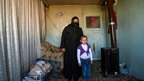 Areej Beidun, réfugiée syrienne de 6 ans et sa grand-mère, Nadesa Beidun, posent pendant une interview avec l'AFP à Gaziantep, dans le sud-est de la Turquie, le 26 février 2021. ©AFP - OZAN KOSE