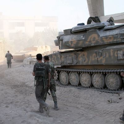 Damas (Syrie), 24 août 2013 - Des soldats syriens sont vus au front de Jobar, près de la capitale de Damas, le 24 août 2013.