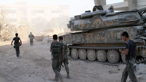 Damas (Syrie), 24 août 2013 - Des soldats syriens sont vus au front de Jobar, près de la capitale de Damas, le 24 août 2013. ©Maxppp - Bassem Tellawi / Xinhua News Agency/Newscom