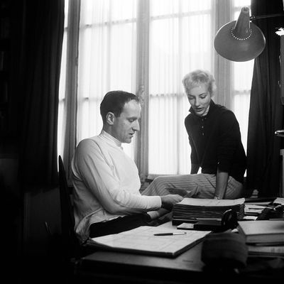 Boris Vian (romancier et musicien) avec sa femme, l'actrice Ursula Kubler dans leur appartement de Montmartre.