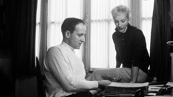 Boris Vian (romancier et musicien) avec sa femme, l'actrice Ursula Kubler dans leur appartement de Montmartre. ©Getty - © Pierre VAUTHEY / Sygma