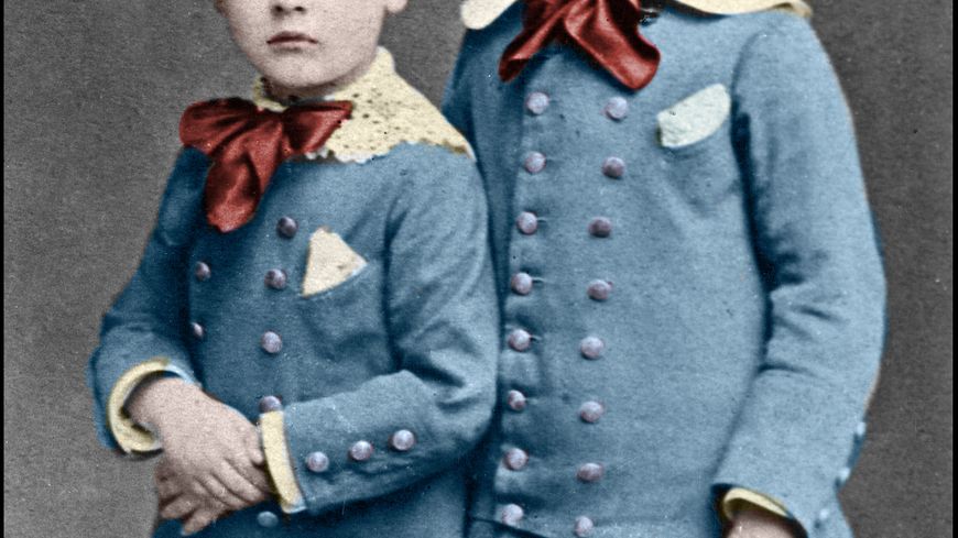 Robert Proust disparaît totalement dans le roman, mais il est bien présent dans les “soixante-quinze feuillets”, avec une ”houpette”, comme dans cette photographie de 1877, les deux frères dans un épisode “sont aussi en robe” : Nathalie Mauriac Dyer