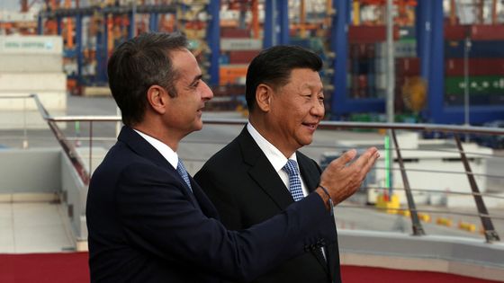 Xi Jinping et le Premier ministre grec Kyriakos Mitsotakis au Pirée, 11/11/2019 ©AFP - O. PANAGIOTOU