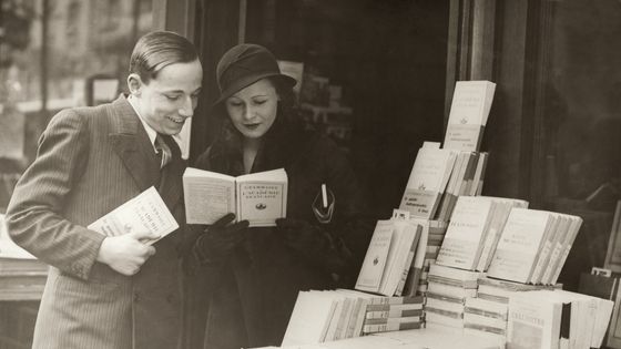 Une librairie à Paris, 1932. ©Getty