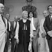 Maxime Rodinson, Pierre Nora, Michel Foucault, Simone de Beauvoir, Alain Finkielkraut, Jean Daniel et Claude Lanzmann après une rencontre avec le Président Mitterrand, 1982.
