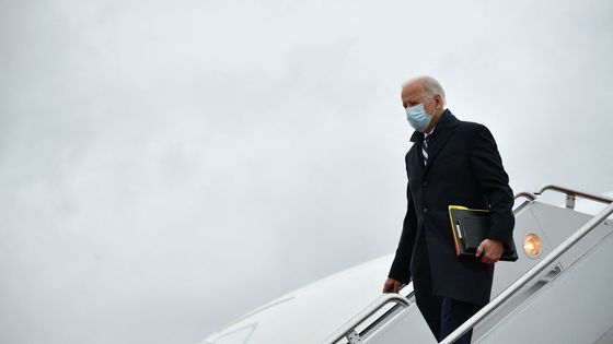 Le président américain Joe Biden quitte Air Force One, le 1er mars 2021. ©AFP - MANDEL NGAN
