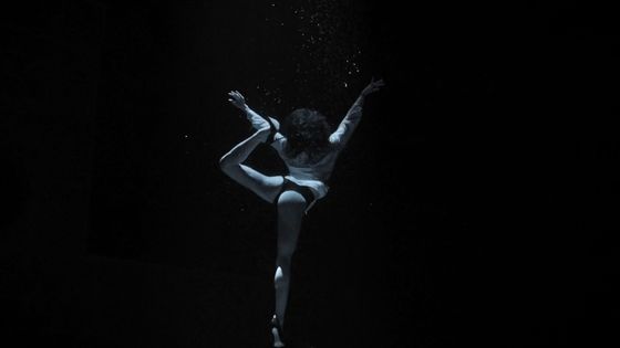 Ariadna Hafez danse sous l’eau à dix mètres de profondeur - Bastien Soleil