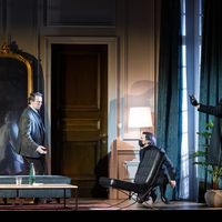 Gounod, Faust – mise en scène Tobias Kratzer, direction musicale Lorenzo Viotti : Benjamin Bernheim (Faust, à gauche), Christian Van Horn (Méphistophélès) et un démon