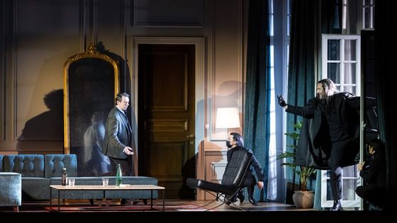Gounod, Faust – mise en scène Tobias Kratzer, direction musicale Lorenzo Viotti : Benjamin Bernheim (Faust, à gauche), Christian Van Horn (Méphistophélès) et un démon - Photo by Monika Rittershaus / Opéra national de Paris 2021
