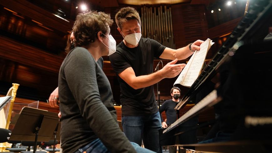 Répétition ! Auditorium RF, 5 mars 2021 : le pianiste Benjamin Grosvenor & le chef Krzysztof Urbański (g. à d.)