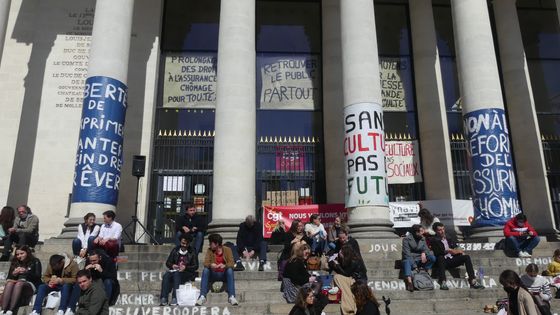 Tous les jours à 13h se tient l'Agora, un espace de libre parole sur le parvis. ©Radio France - Louis-Valentin Lopez