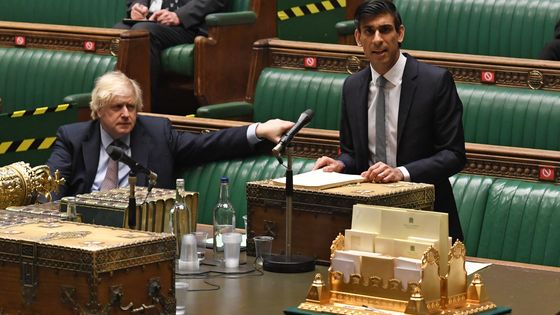 Le Chancelier de l'Echiquier Rishi Sunak et Boris Johnson, lors de la présentation du budget aux Communes le 3 mars : « Même après la hausse d’impôt, la taille de l’Etat britannique reste inférieure à la moyenne de celle des pays européens »… ©AFP - Jessica Taylor