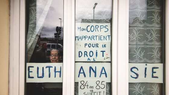 Marie-Jeanne O'Toole milite pour le droit à l'euthanasie depuis la fenêtre de sa maison, à Montluçon. ©Maxppp - SALESSE Florian