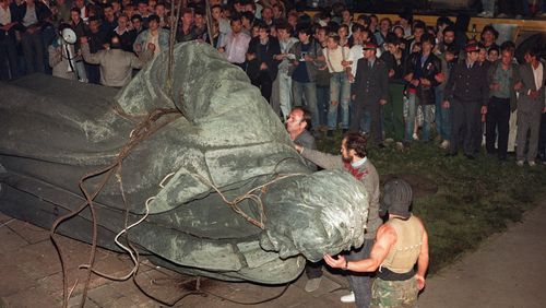Un vote pour départager l’histoire qui trônera sur la place de la Loubianka à Moscou