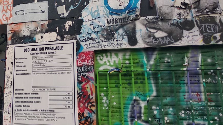 Depuis novembre, une très officielle "déclaration de travaux" est placardée sur la façade du 5 bis rue de Verneuil