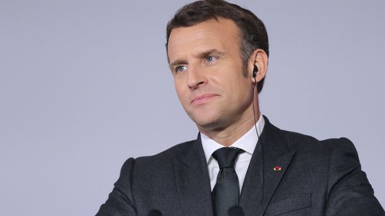 Hier, Emmanuel Macron a annoncé la suspension "par précaution" du vaccin Astra Zeneca. ©AFP - Jean-Marc Haerich