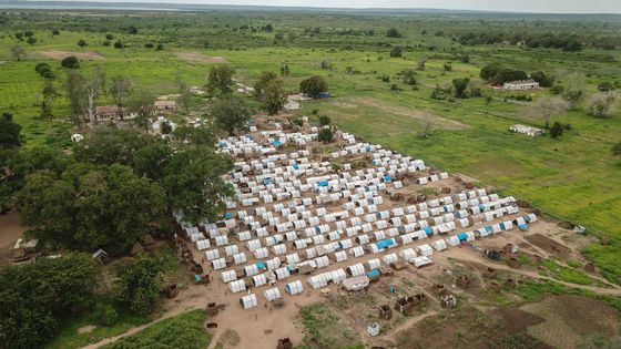 Des centaines de milliers de civils ont été déplacés par la montée de l’insécurité dans le nord du Mozambique. Certains vivent dans des camps de déplacés comme celui-ci, dans le district de Metuge. ©AFP - Alfredo Zuniga / AFP