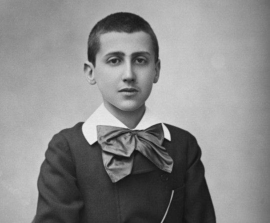 “C’est l’histoire de sa propre enfance qu’il commence à raconter” dans les “soixante-quinze feuillets” : Jean-Yves Tadié. Cette photographie de Paul Nadar date du 24 mars 1887. Marcel Proust est alors âgé de 15 ans.