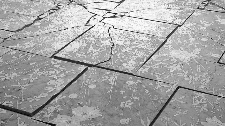 Ohmaki Shinji, Echoes Re-Crystallization, 2012, poudre de cristal, correcteur blanc, marbre, photo : Nagare Ken, Museum of Fine Arts, Gifu