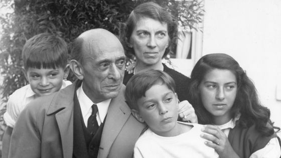 Le compositeur Arnold Schoenberg (1874-1951) en famille, à Los Angeles ©Getty - Photo by PhotoQuest/Getty Images