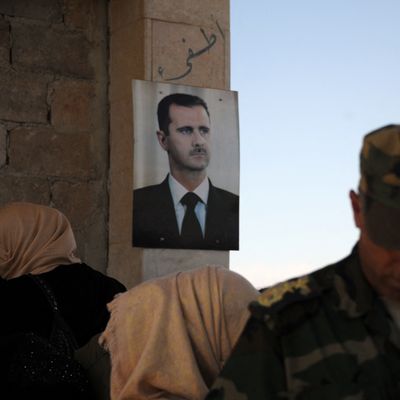 Un portrait du président syrien Bachar el-Assad est accroché à un poste de contrôle à Suran, dans la province de Hama, le 25 septembre 2019.