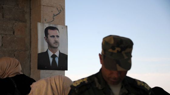 Un portrait du président syrien Bachar el-Assad est accroché à un poste de contrôle à Suran, dans la province de Hama, le 25 septembre 2019. ©AFP - MAXIME POPOV