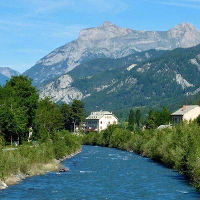 La Tête de Louis XVI et la rivière Ubaye vues de Barcelonnette (Alpes-de-Haute-Provence), août 2020.