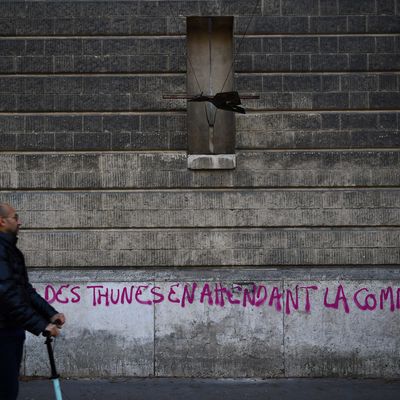 Mur tagué lors de la manifestation le 10 décembre 2019 à Paris, sixième journée de grève massive contre les projets contre la réforme des retraites. Photo : Christophe Archambault.