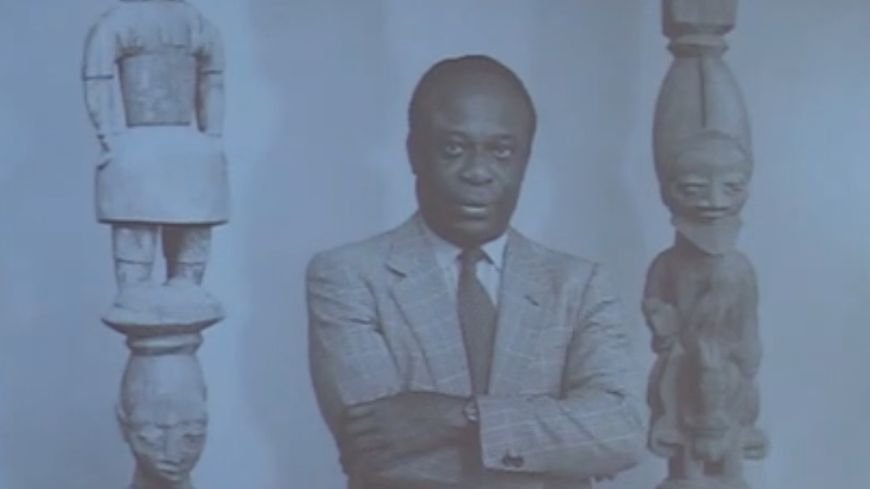 L'archéologue nigérian, Ekpo Eyo, posant en août 1989, devant deux oeuvres au Musée des Beaux Arts à Houston, avant une conférence sur des ivoires du XVIe siècle qui ont quitté l'Afrique, rappelle Bénédicte Savoy, dans son cours.