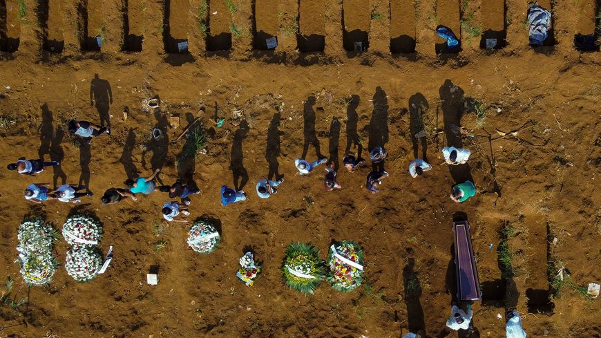 Vue aérienne du cimetière Vila Formosa à São Paulo au Brésil, le 23 mars 2021.
