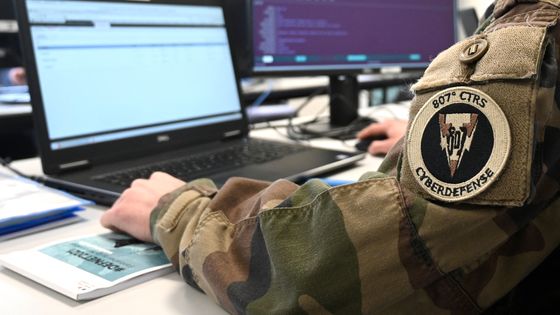 Un soldat français, portant l'écusson du 807e compagnie de transmissions (807e CTrs), l'unité de cyberdéfense de l'Armée de terre, à Rennes, le 18 mars 2021 ©AFP - Damien MEYER