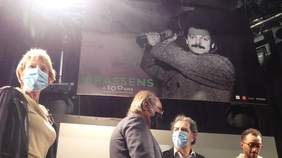 Symboliquement, la conférence de presse s'est tenue aux Trois Beaudets, le cabaret parisien où Brassens a débuté. ©Radio France - Louis-Valentin Lopez