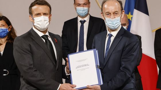 Remise du rapport par l'historien Vincent Duclert à Emmanuel Macron, le 26 mars 2021. ©AFP - LUDOVIC MARIN