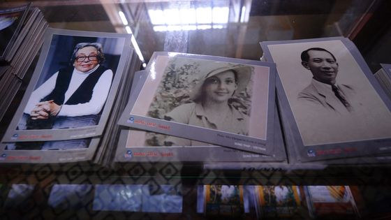 Deux portraits de Marguerite Duras et de Huynh Thuy Le hang, son amant, dont la maison de Sadec (Vietnam) est devenue un musée. Leur histoire d'amour a été aussi adaptée au cinéma par J.J Annaud (1992). ©AFP - © HOANG DINH NAM