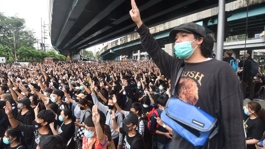 Despite the police's warnings that violations of the emergency decree will result in legal actions, many protesters are occupying Lat Phrao Intersection to call for the government's resignation. 2020