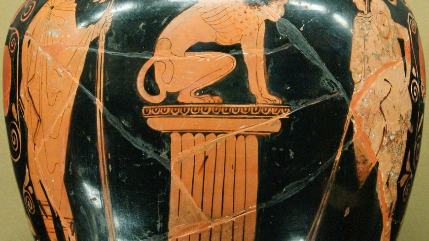 Œdipe (à droite), le sphinx (au centre) et Hermès (à gauche). Stamnos attique à figures rouges, v. 440 av. J.-C. Attribué au Peintre de Ménélas
