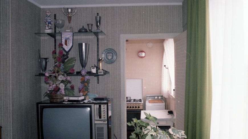 Salon d'un logement de la cité Émile-Dubois, à Aubervilliers, dans les années 1980.