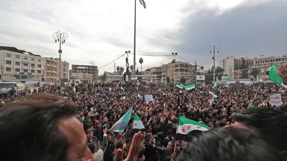 A Idlib, tenue par le HTS, des milliers de manifestants contre Bachar al-Assad ont commémoré les 10 ans de la guerre, le 15 mars dernier. ©AFP - OMAR HAJ KADOUR
