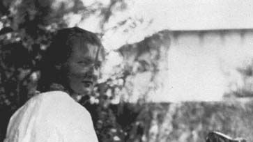Charlotte Salomon, dans le jardin de la villa L'Ermitage, à Villefranche-sur-Mer vers 1939.