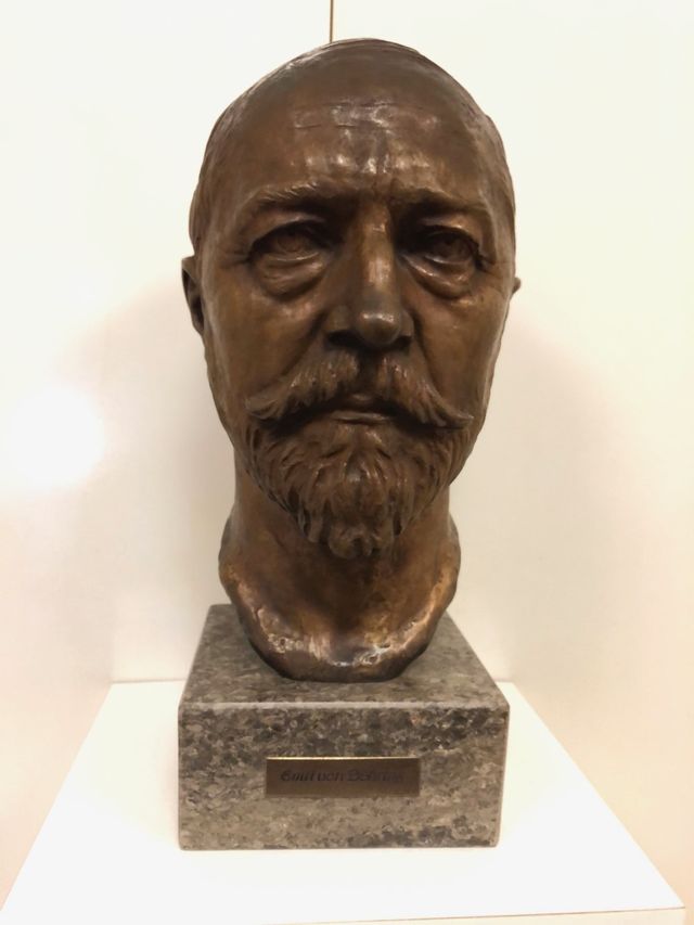 Der deutsche Wissenschaftler Emil von Behring (1854-1917) ist in seinem Haus in Marburg pleite gegangen