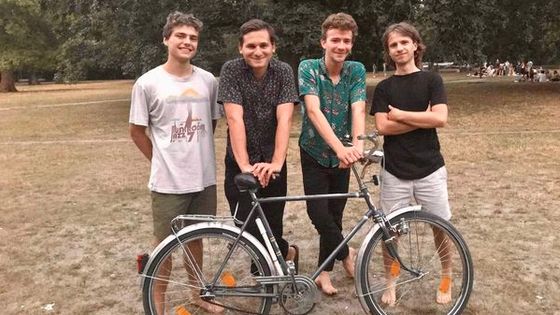 Léo, Antoine, Jonas et Carl, originaires de Colmar, ont décidé de partir à bicyclettes sur les routes d’Europe avec leurs instruments, pour un périple de six mois - La Caravane Sonore