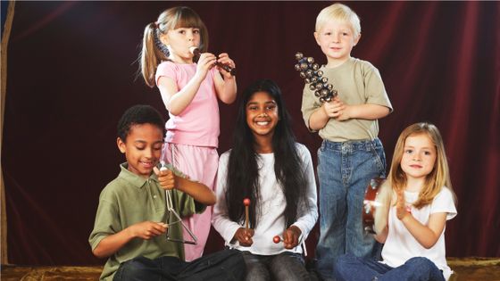 5 enfants avec des instruments de musique (flûte et percussions) ©Getty - Richard Lewisohn