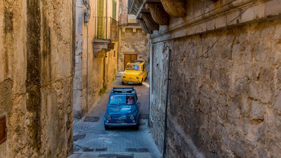 Avec ses formes arrondies et son petit espace, la Fiat 500, créée en 1957, est l’une des voitures les plus emblématiques des Trente Glorieuses. ©Getty - Wolfgang Kaehler